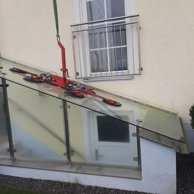 Der Glaserfachbetrieb Oswald mit Spezialwerkzeug auf der Baustelle im Raum Regensburg